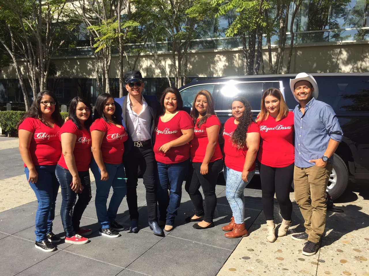 Miren a todas las fans que se acercaron.