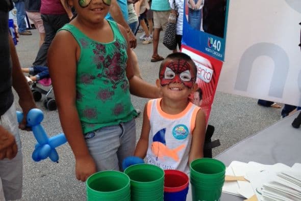 Cientos de personas asistieron a la 21º Fiesta del Pueblo este domingo en el centro de Raleigh. Grandes y pequeños pudieron disfrutar junto a Univision 40 de un ambiente lleno de juegos, antojitos, productos y mucho entretenimiento.