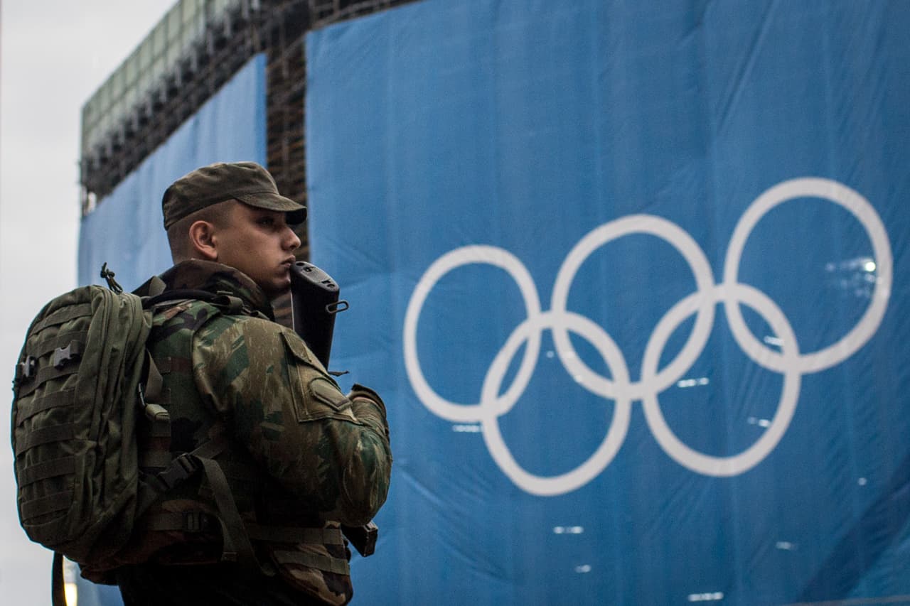 Fuerzas de seguridad de Río omiten procedimientos para reducir las largas colas