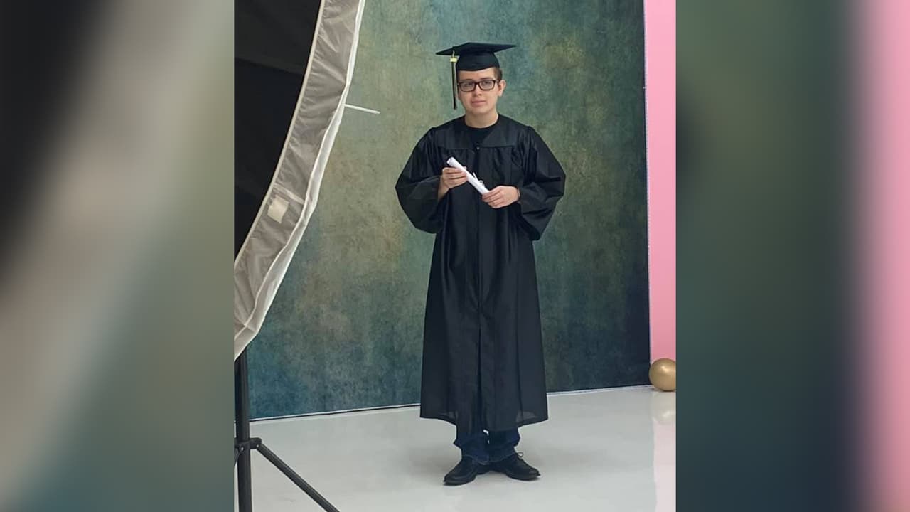 Nora Sanchez - "Mi hijo se graduará el 31 de Julio, Bryant López y ese día cumple 18 años doble celebración. Estudio en Pasadena Memorial".