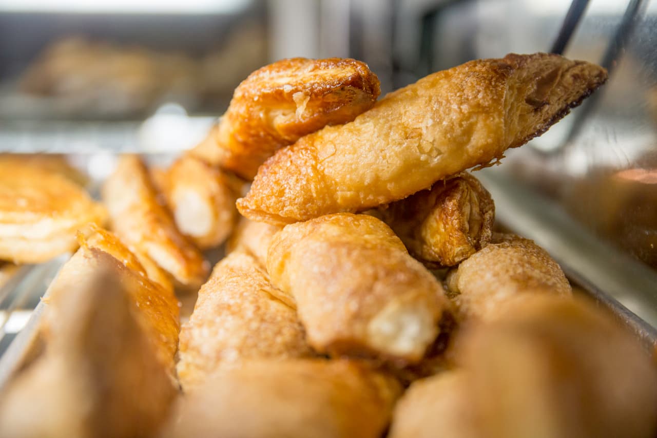 A juzgar por lo que ofrece este restaurante, los sabores de Cuba están hechos de pocas especias, influencias europeas, mucha devoción por el cerdo y un compromiso por los frijoles y por los pasteles de hojaldre que albergan en su interior el dulzor de la guayaba.