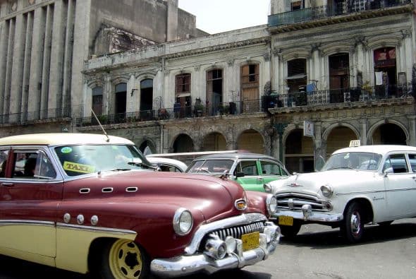 En la actualidad existen en Cuba aproximadamente 75,000 vehículos estadounidenses fabricados entre 1920 y 1950, de los cuales unos 10,000 transitan diariamente por La Habana.