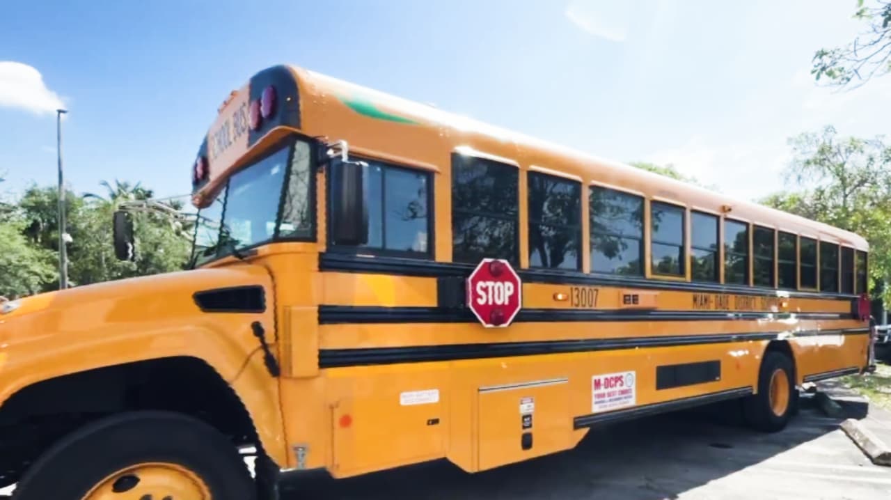 Miami-Dade relanza programa de multas de $225 con cámaras de autobuses escolares