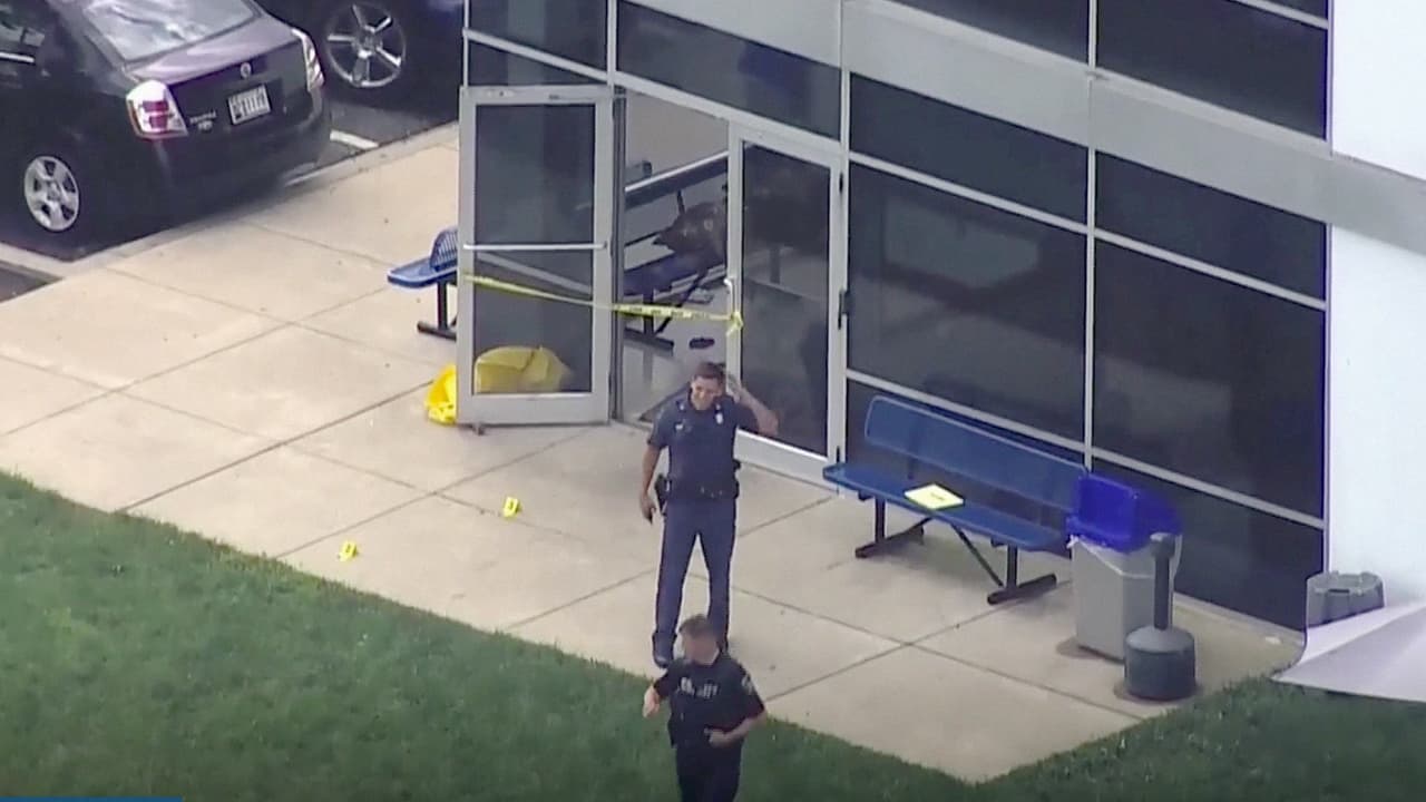 Las autoridades explicaron que el tiroteo ocurrió al lado del edificio principal del complejo.