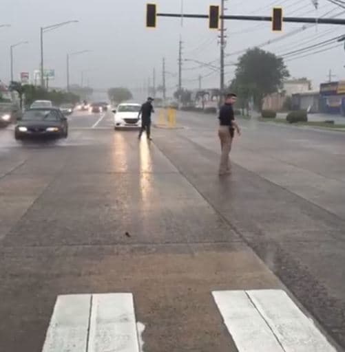 A lo largo y ancho de Puerto Rico se comparten imágenes de las personas felicitando a la Policía y brindándoles agua y otros suministros en agradecimiento a la gran labor que han realizado.