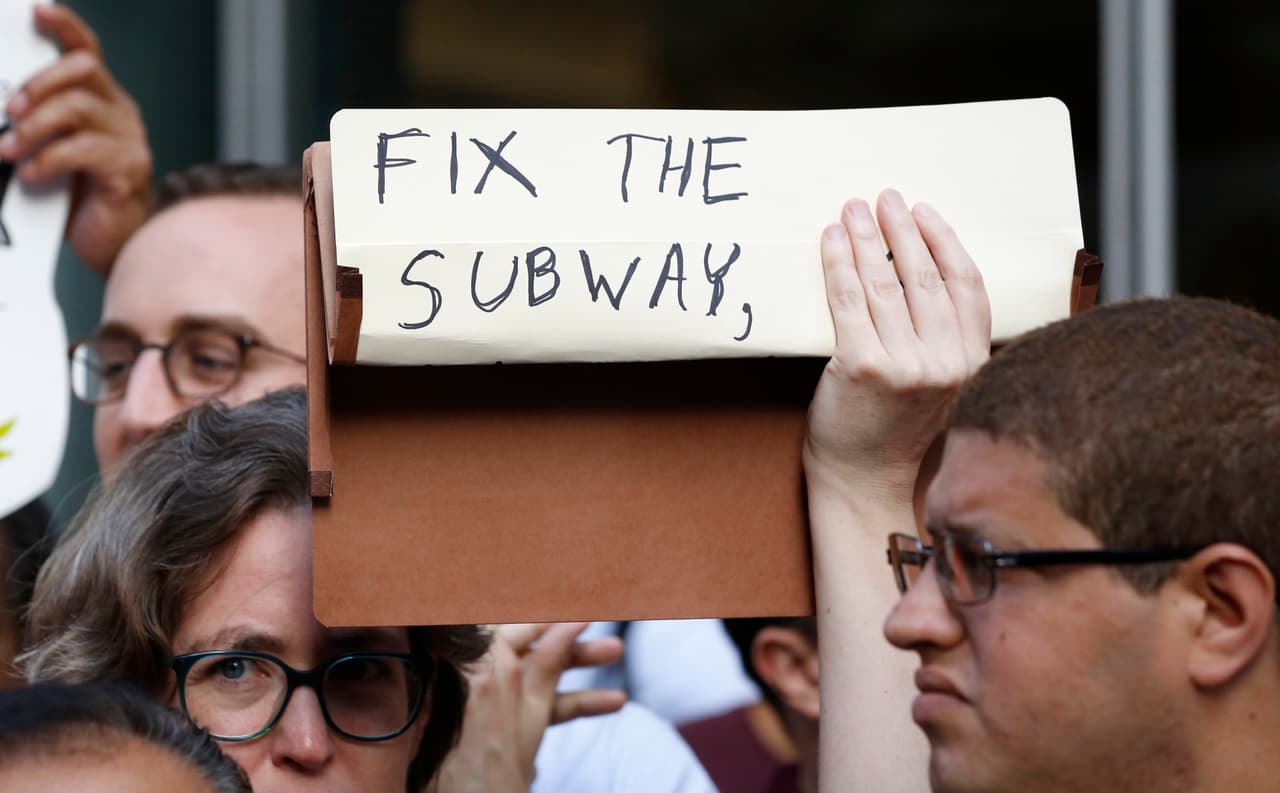 "Arregla los trenes": el constante troleo en Twitter al gobernador de Nueva York por la crisis de su metro