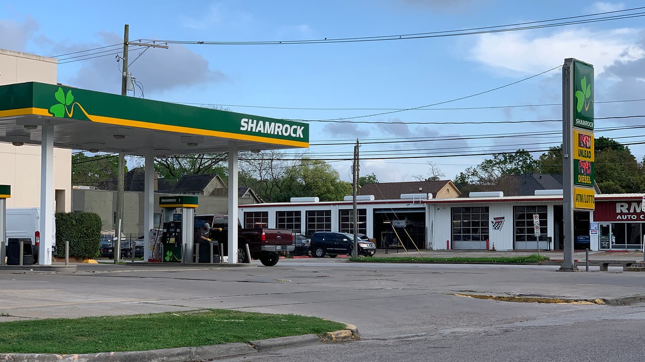 Conforme avanzan los días en esta crisis que se vive por el coronavirus, el precio de la gasolina ha ido a la baja no solo en el estado de Texas sino en toda la nación.