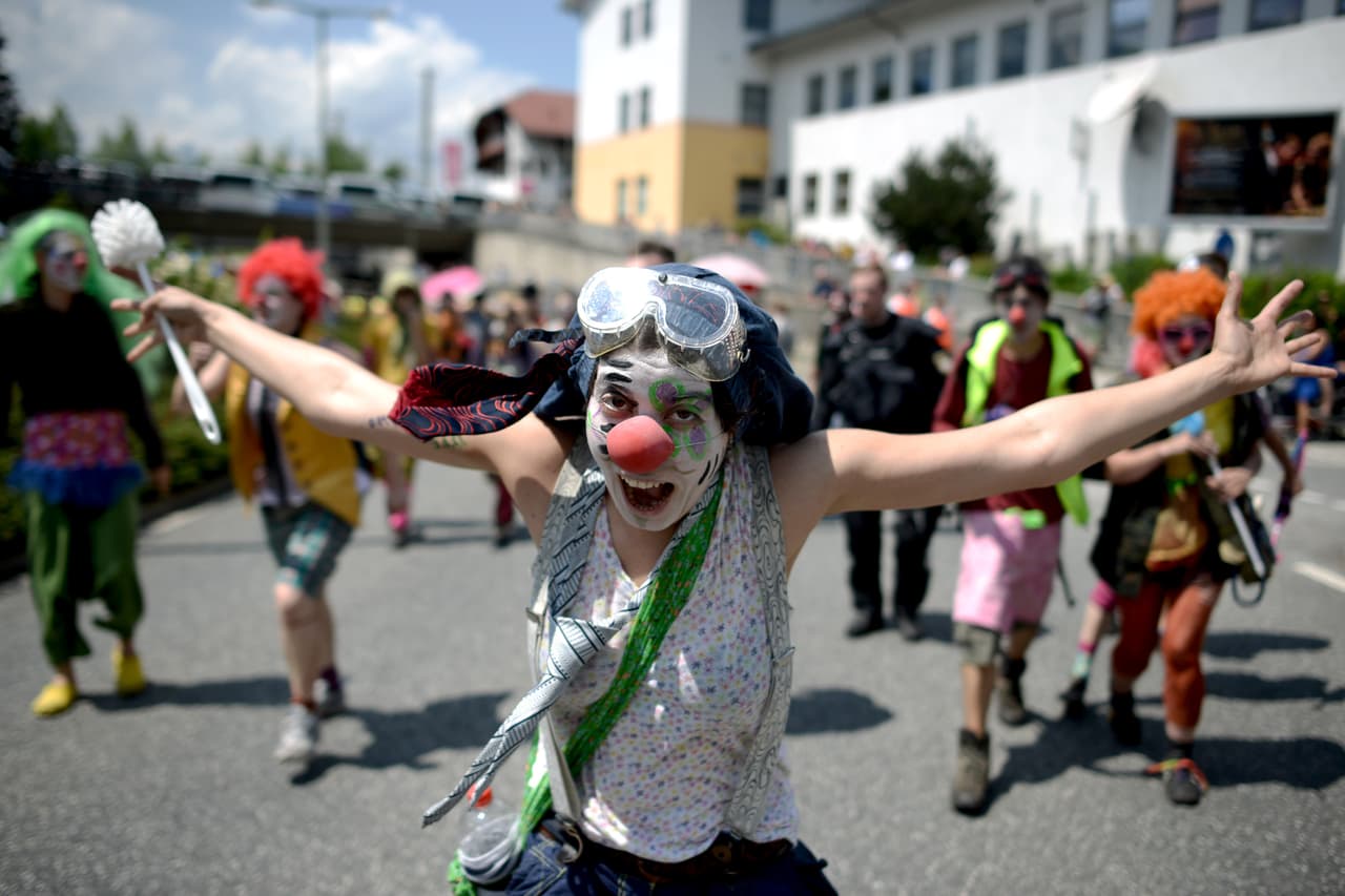 <b>Payaso:</b>
<br>No es un requisito de la temporada elegir 
<b><a href="http://www.univision.com/estilo-de-vida/trending/cuatro-teorias-detras-del-misterio-de-los-payasos-espeluznantes">una versión espeluznante</a></b> o basada en 
<b><a href="http://www.univision.com/estilo-de-vida/trending/sentimos-terror-por-los-payasos-los-estudios-psicologicos-lo-confirman">una película de terror</a></b> para disfrazarse de payaso, el tema más buscado en destinos como Fairbanks, Alaska y Victoria, Texas. 
<br>
<br>
<b>Algunos básicos para el disfraz: </b>pintura, una peluca y una nariz roja son un buen punto de partida. 
<br>
<br>
<b>De venta en:</b>
<br>
<b><a href="http://www.partycity.com/category/costume+accessories/themes+characters/clowns.do">Party City</a></b>, $9 dólares (accesorios) en adelante