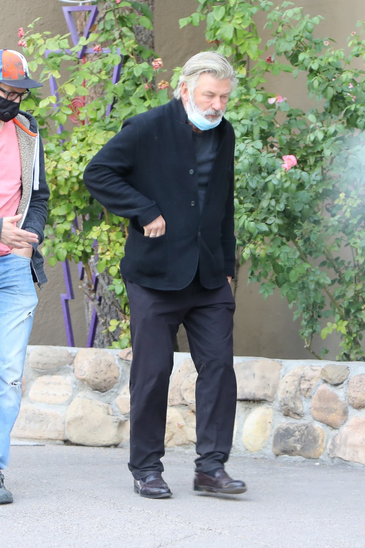 Las
<b><a href="https://www.univision.com/shows/despierta-america/el-emotivo-encuentro-de-alec-baldwin-con-el-viudo-y-el-hijo-de-la-directora-que-mato-accidentalmente-video" target="_blank"> imágenes del encuentro</a></b> han sido dadas a conocer en las últimas horas. En ellas se logra ver el semblante del actor. 
<br>