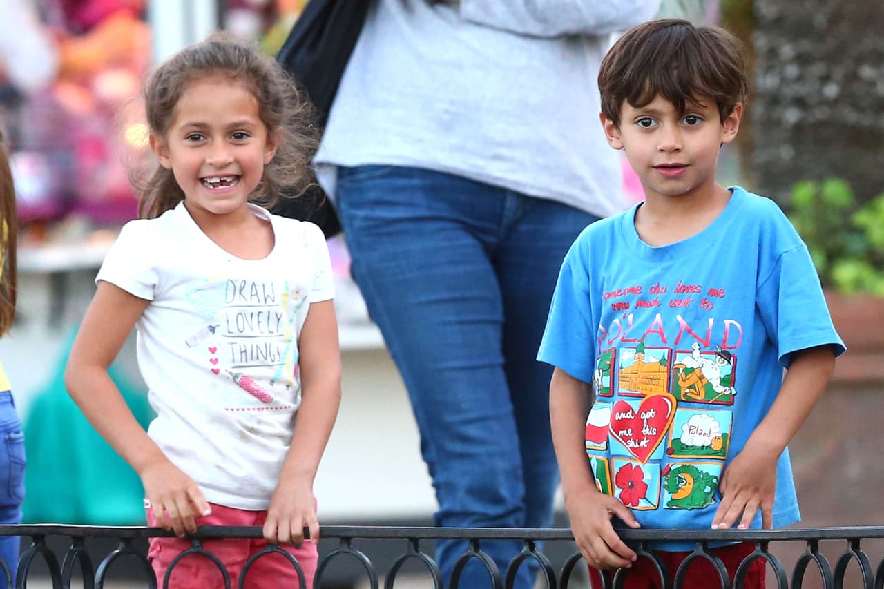 Por eso, compartimos algunas lindas fotos de mami con sus mellizos a continuación.