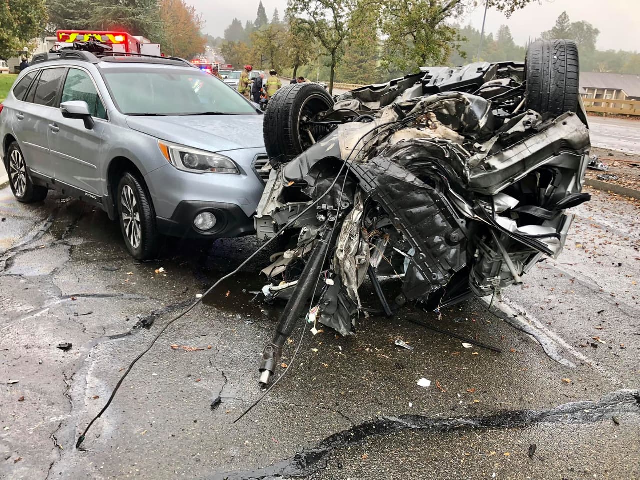 La fuerza del impacto dejó el coche cortado en dos pedazos. Una parte del automóvil chocó con un sedán Subaru, cuyos dos pasajeros resultaron ilesos.