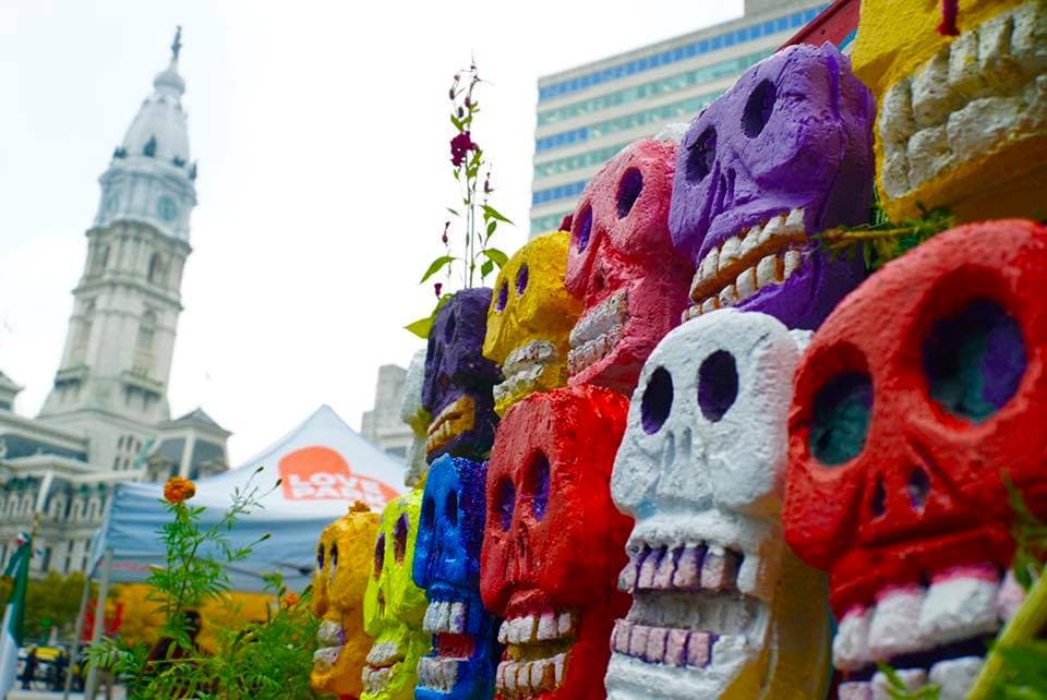 <b><a href="https://www.facebook.com/MccPhilly/photos/a.1463706500571542/3006480922960751/" target="_blank">Bike ride to LOVE Park (31 de octubre)</a></b>: Este evento está pensado como un paseo en bicicleta de 3.5 millas, en el que se alentará a los participantes a vestirse como catrinas o calaveras y decorar sus bicicletas con accesorios gratuitos del Día de Muertos.