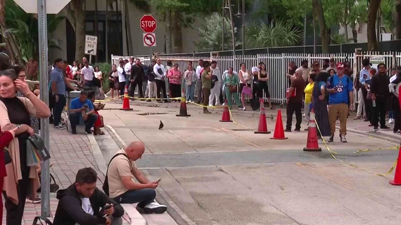 Migrantes hacen fila desde la noche anterior a su cita en la corte de inmigración de Miami