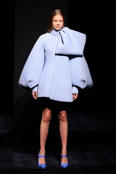 Tal vez en lo único normal en toda su colección, fueron los colores que empleó, pues fueron vistos por otras de las pasarelas de este Fashion Week.