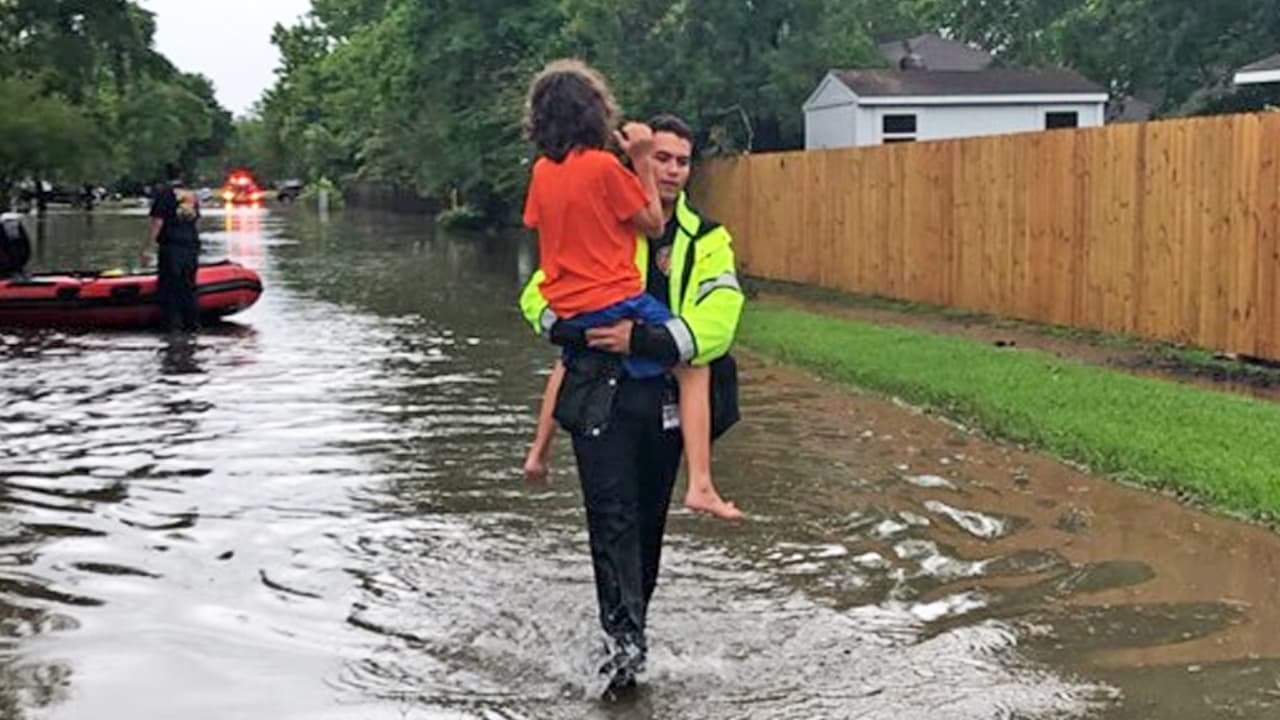 Los bomberos de Spring, al norte de Houston, ayudaron a varios residentes a salir de calles inundadas.