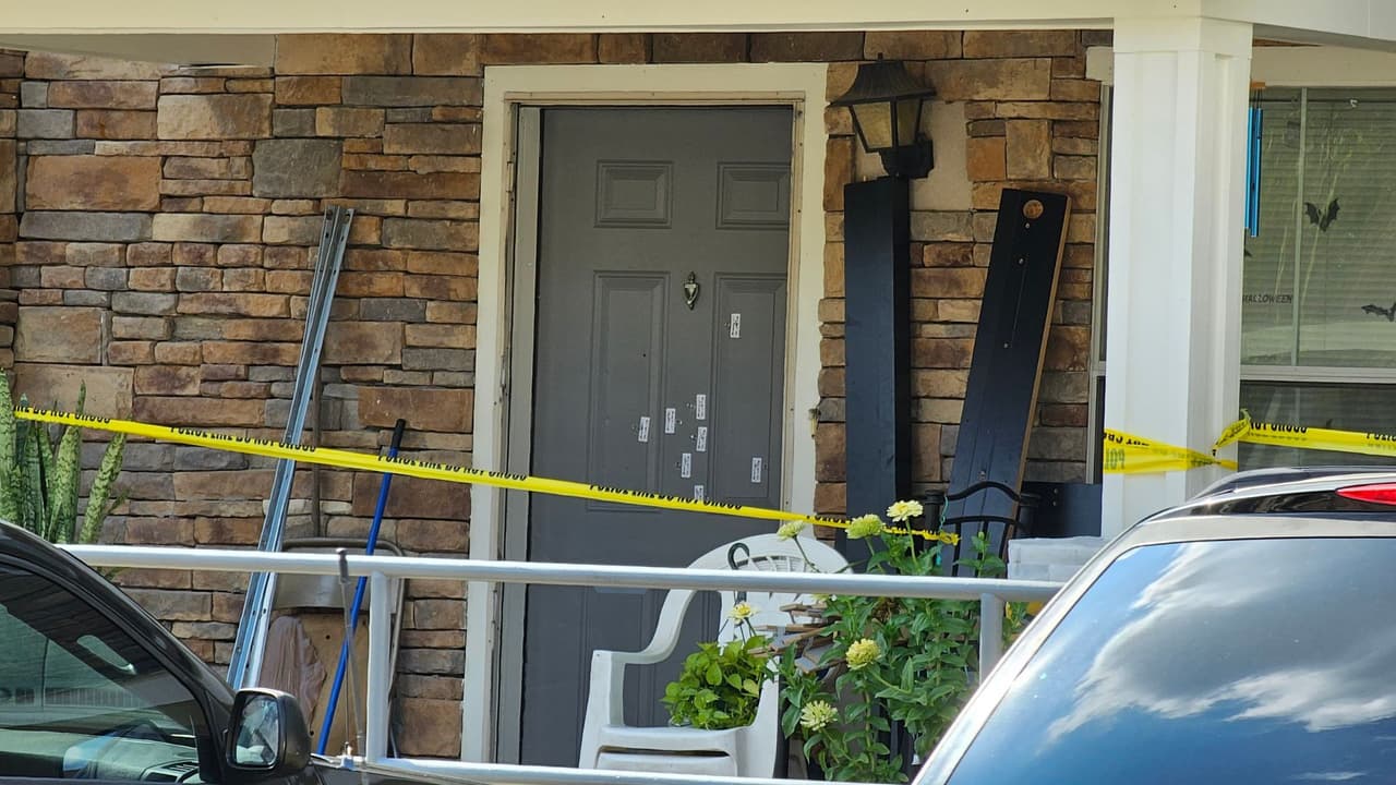 En la puerta de la casa se logran observar al menos ocho impactos de bala.