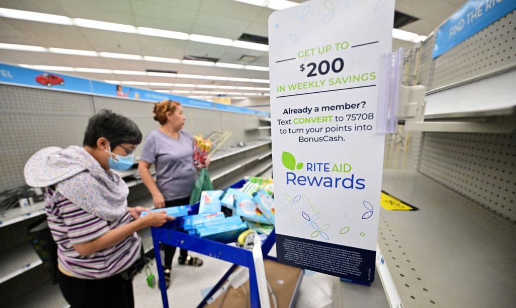 La mayoría de las tiendas que cierran en California, está localizada en el Condado de Los Ángeles, con 10. En el Condado de Orange desaparecen 6, otras 4 en San Diego y 2 en Ventura. El resto se divide entre Inland Empire y el norte del estado.