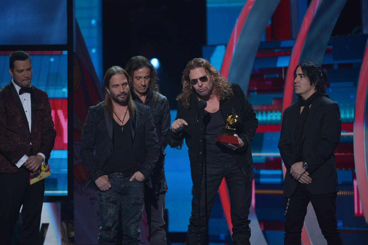 Con gran emoción subieron el escenario por su premio.