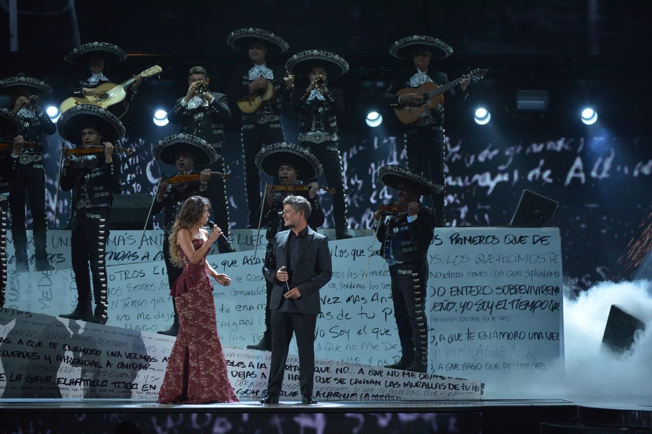 La hermosa Paula Fernandes acompañó al español.