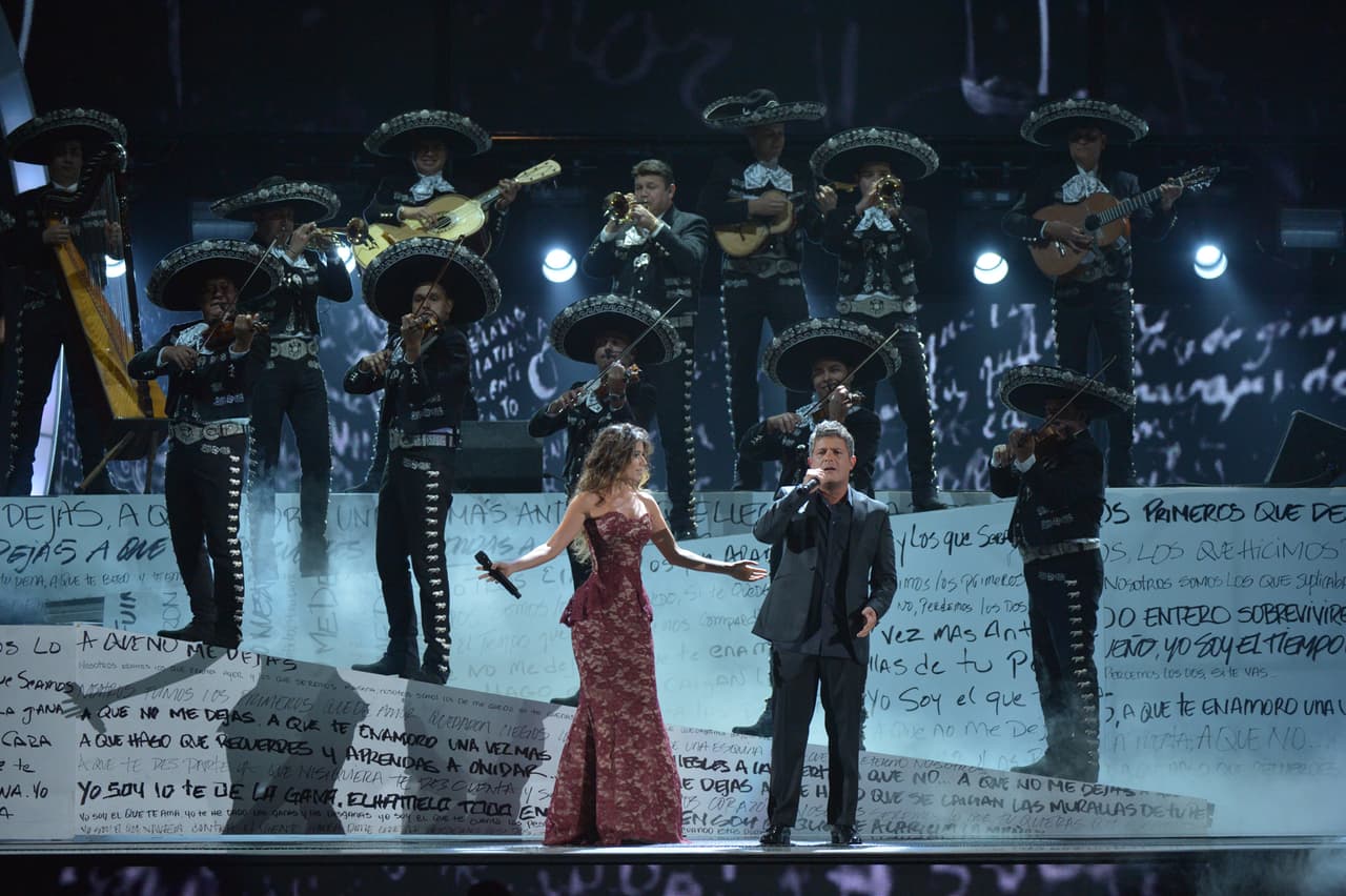 Su interpretación puso el toque romántico a la velada.