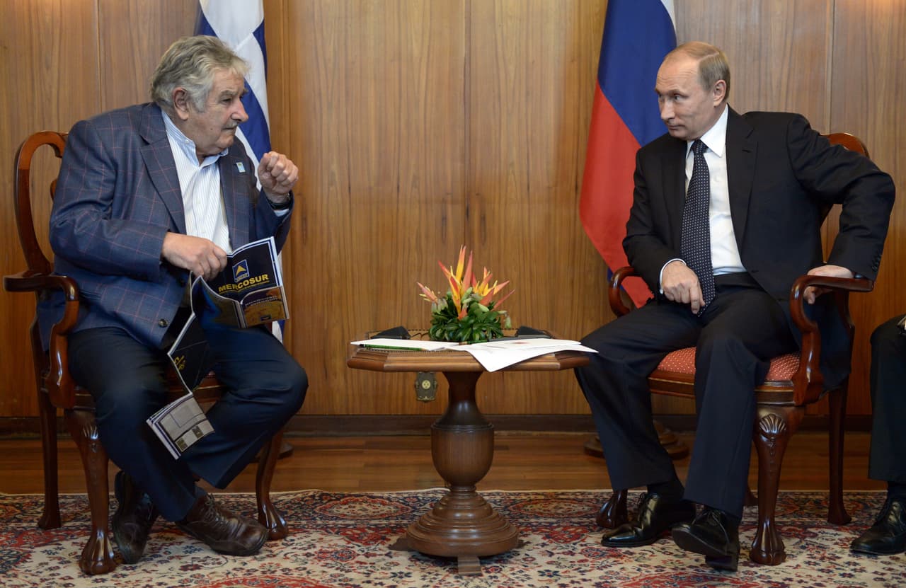 El presidente de Rusia, Vladimir Putin, habló con su homólogo de Uruguay, José Mujica, en el marco de una cumbre de líderes de los cinco países emergentes (BRICS), el 16 de julio de 2014. En esa oportunidad, las cinco naciones que conforman el grupo acordaron crear un banco de desarrollo y un fondo de reserva para la crisis que les evitara lidiar con las instituciones financieras dominadas por Occidente. Para Putin, que visitó Argentina y Cuba antes de ir a Brasil, el viaje fue una oportunidad de martillar sus llamadas a un mundo "multipolar" en medio de tensiones con Occidente sobre la crisis de Ucrania. (Foto: Alexei Nikilsky / AFP / Getty Images).