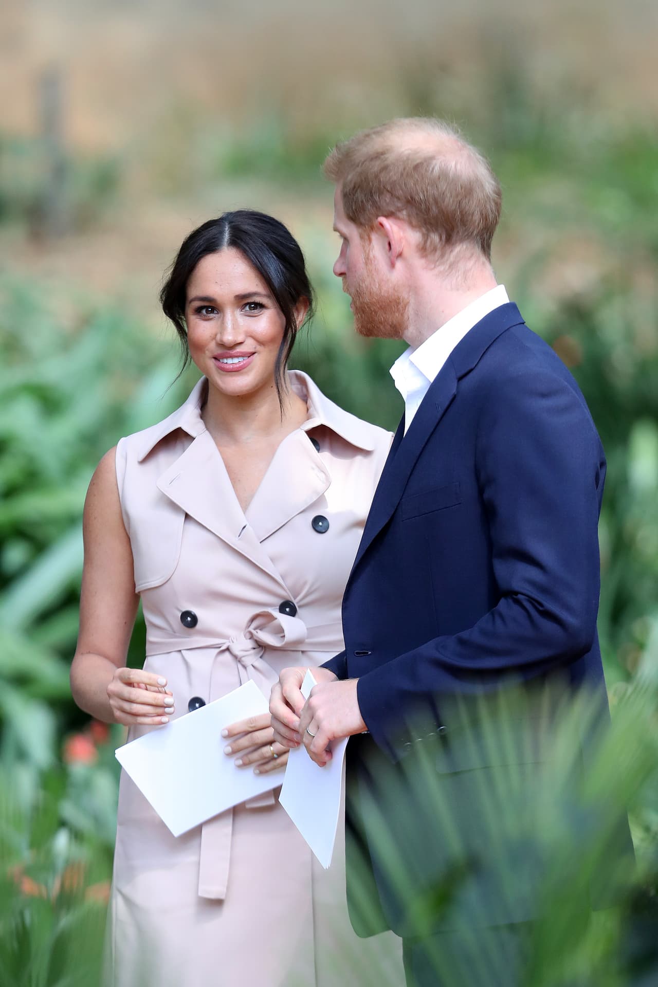 La pareja estaba revisando las fotografías que acababan de capturar, cuando una mujer del grupo se les acercó.