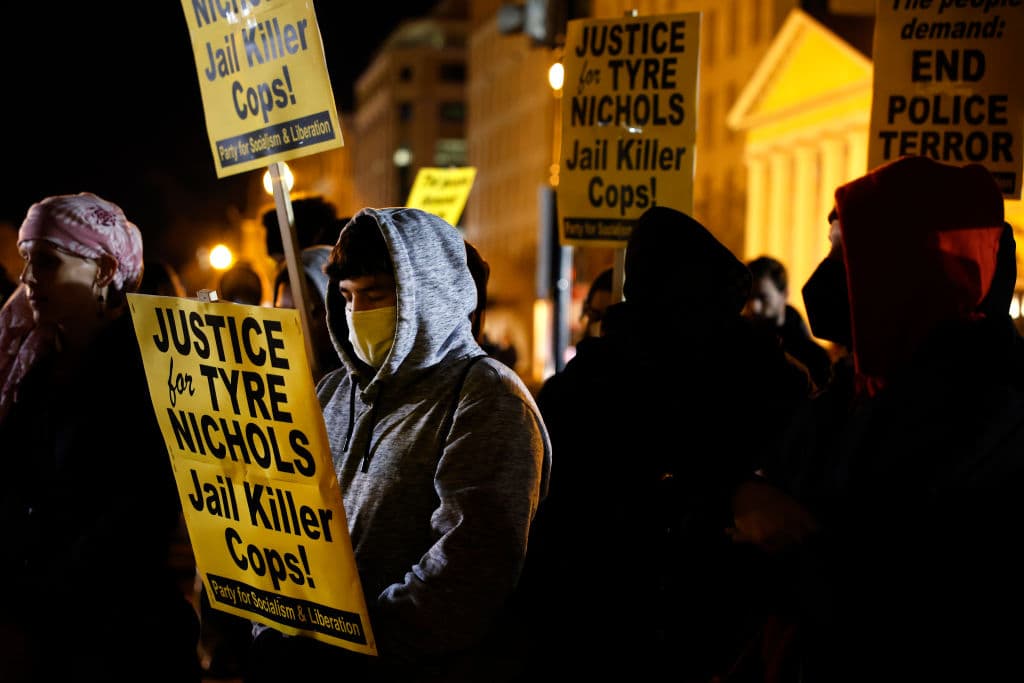 El presidente Biden dijo que
<b> la familia Nichols y la ciudad de Memphis merecen “una investigación rápida, completa y transparente” </b>y que recordó que la confianza pública "es la base de la seguridad pública y todavía hay demasiados lugares en Estados Unidos hoy en día donde los lazos de confianza están desgastados o rotos”. 
<br>