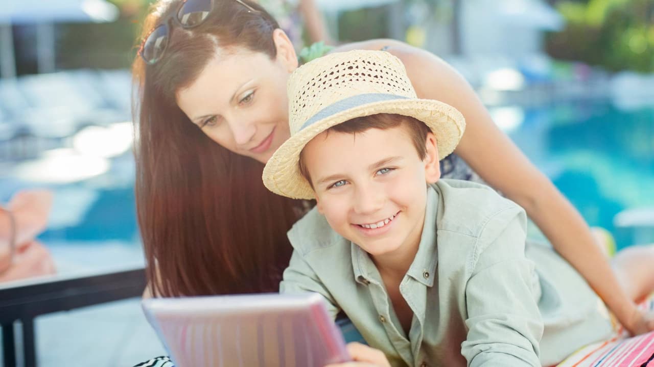 Conoce los mejores gadgets y apps para proteger a los hijos durante el verano