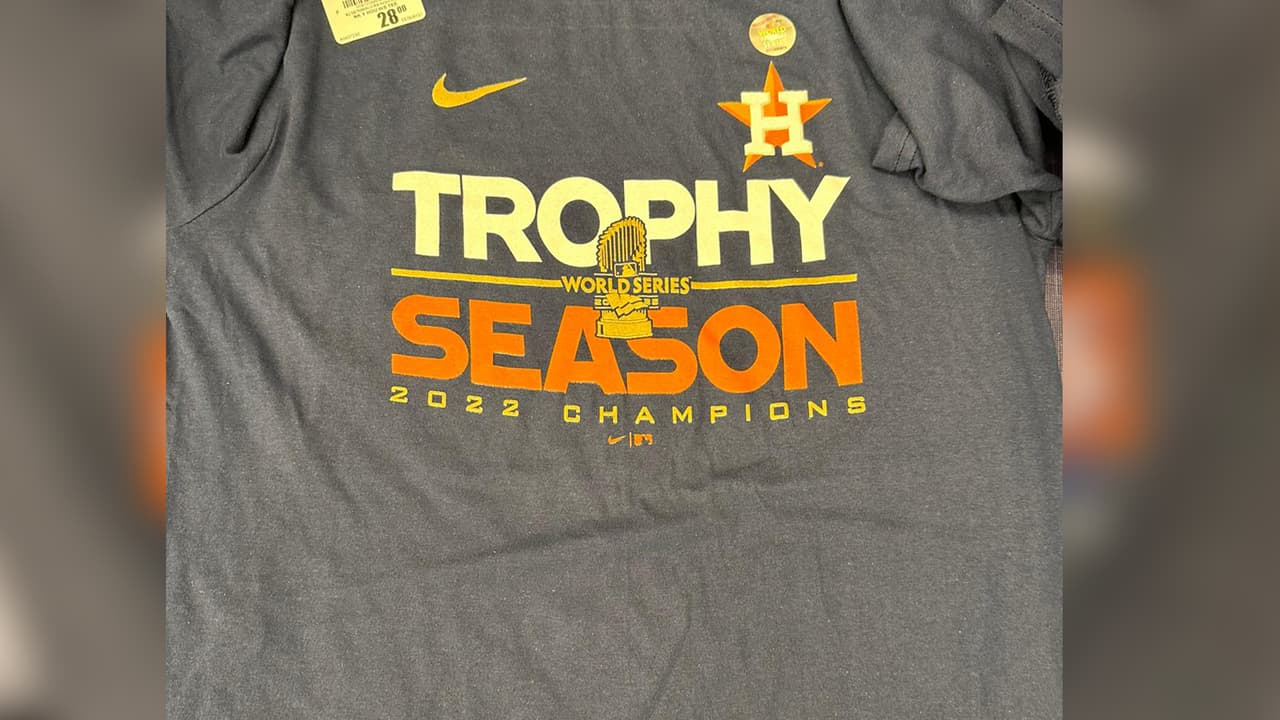 Apenas terminó el juego en el Minute Maid Park, la tienda oficial de los Astros abrió sus puertas para la venta de las camisetas de la Serie Mundial.