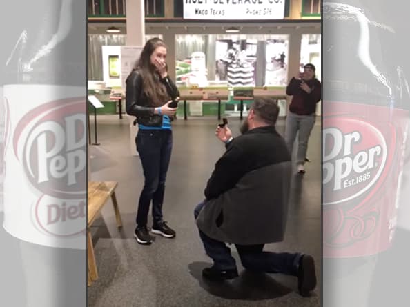 Un hombre le propone a su novia matrimonio en el Museo Dr. Pepper