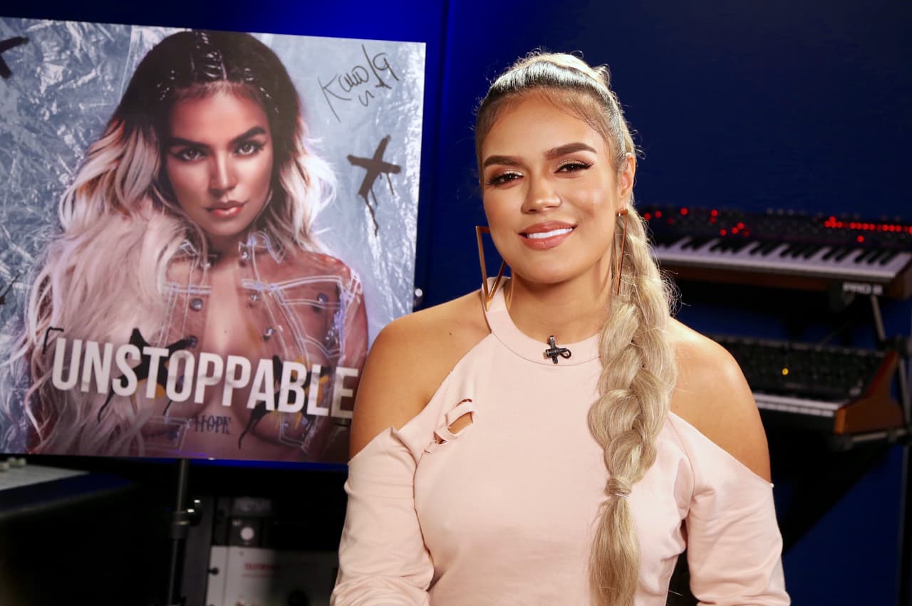 En 2017 es cuando vino el ascenso en su carrera, pues
<b> lanza su álbum debut 'Unstoppable', el cual obtuvo el número 2 </b>en la lista Top Latin Albums de Billboard. De ese material destaca el sencillo ‘A Ella’, con el que fue catalogada como uno de los talentos emergentes más destacados en plataformas como Spotify, fue compuesto después de una traición que sufrió por parte de una amiga.