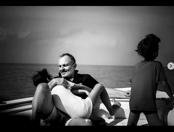 Cuando la relación terminó, Miguel Bosé se quedó con sus dos hijos mayores: Diego y Tadeo, de los cuales, se sabe, son sus hijos biológicos (mediante vientre subrogado), y con quienes vive desde entonces en México.