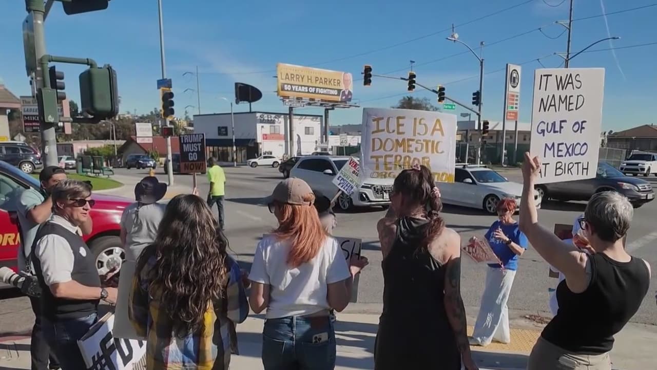 Protestan en Ladera Heights contra redadas de ICE en tiendas donde trabajadores compran materiales