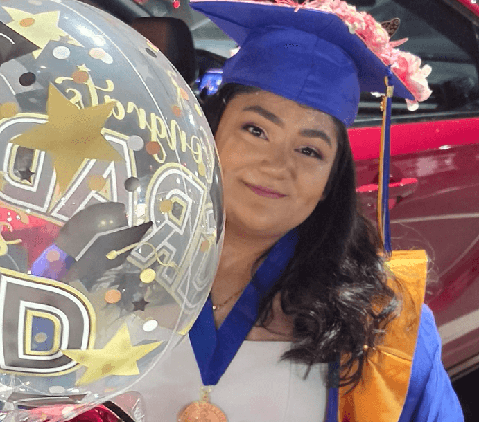Licenciada en administracion de empresas. 
<b>Ella hizo doble trabajo, ella pagó su carrera. Es producto de esfuerzo y constancia</b>, escribieron en la imagen de Frida Rentería.