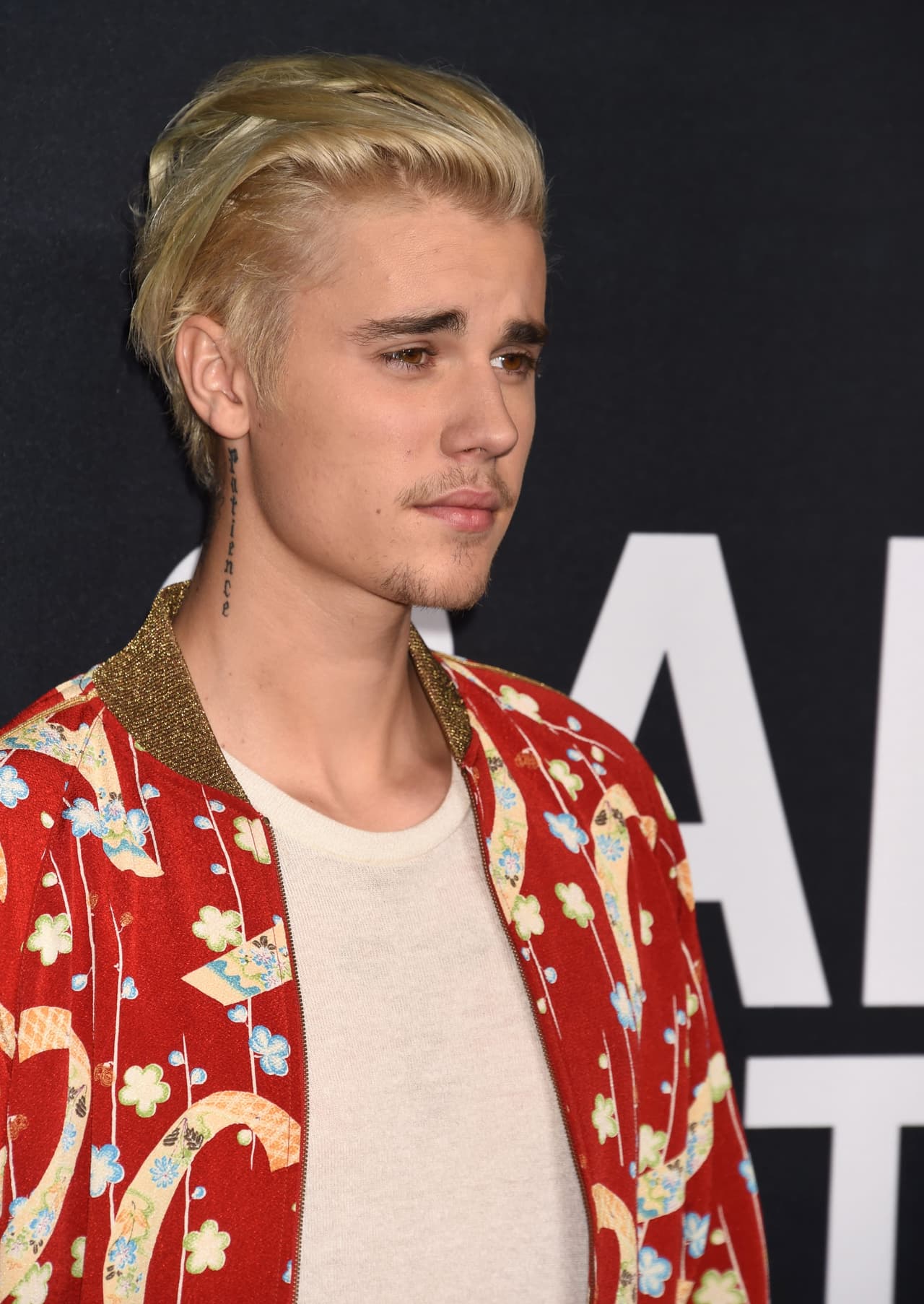 Pues aseguran los 'Beliebers' - como se llama a los fans del cantante- que sí hay un tatuaje nuevo y que es nada menos que en la cara.