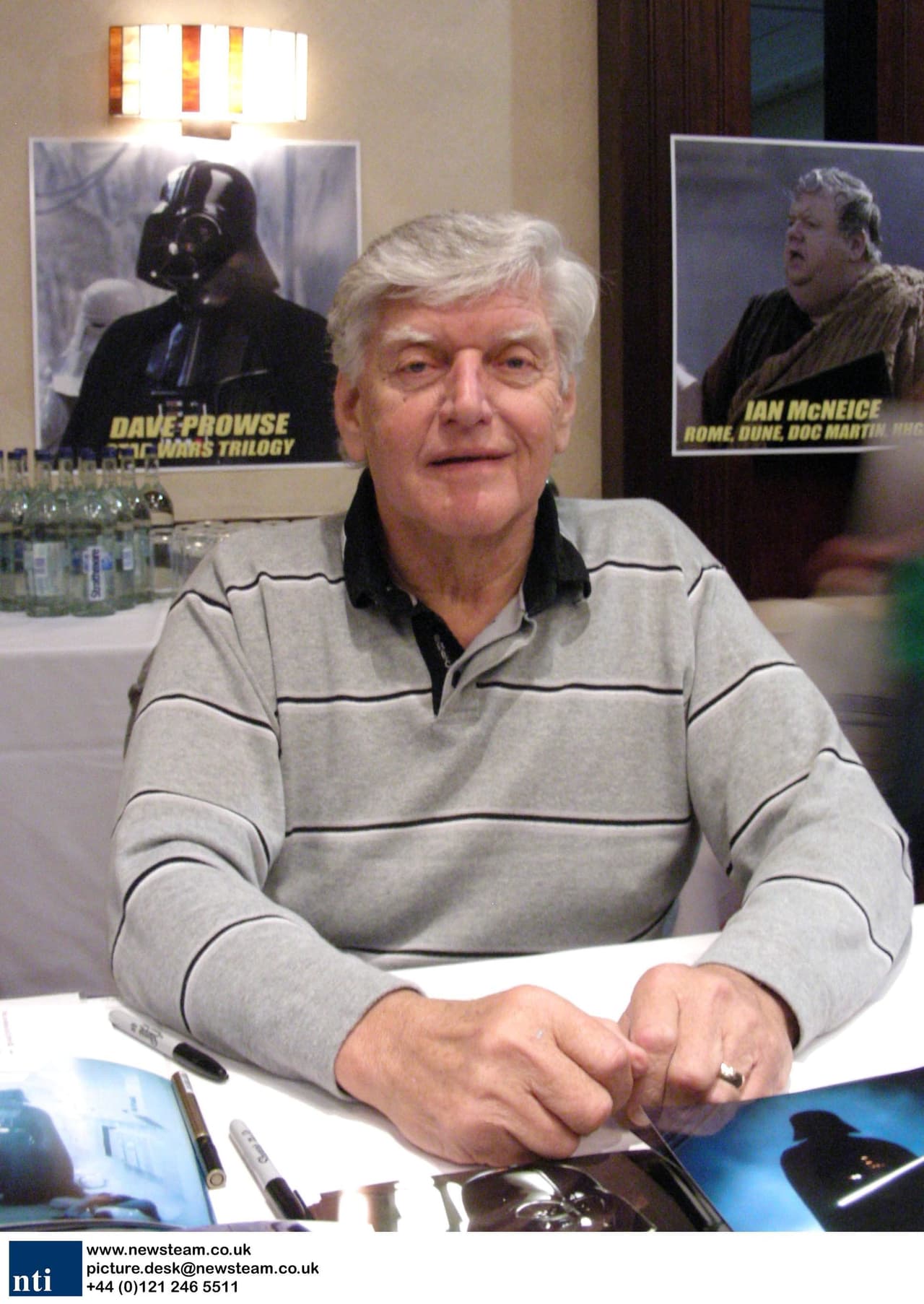 David Prowse fue el actor británico elegido para interpretar al villano principal, Darth Vader. Prowse recitó todos sus diálogos en el set, pero su voz fue doblada en post-producción por el renombrado James Earl Jones.
