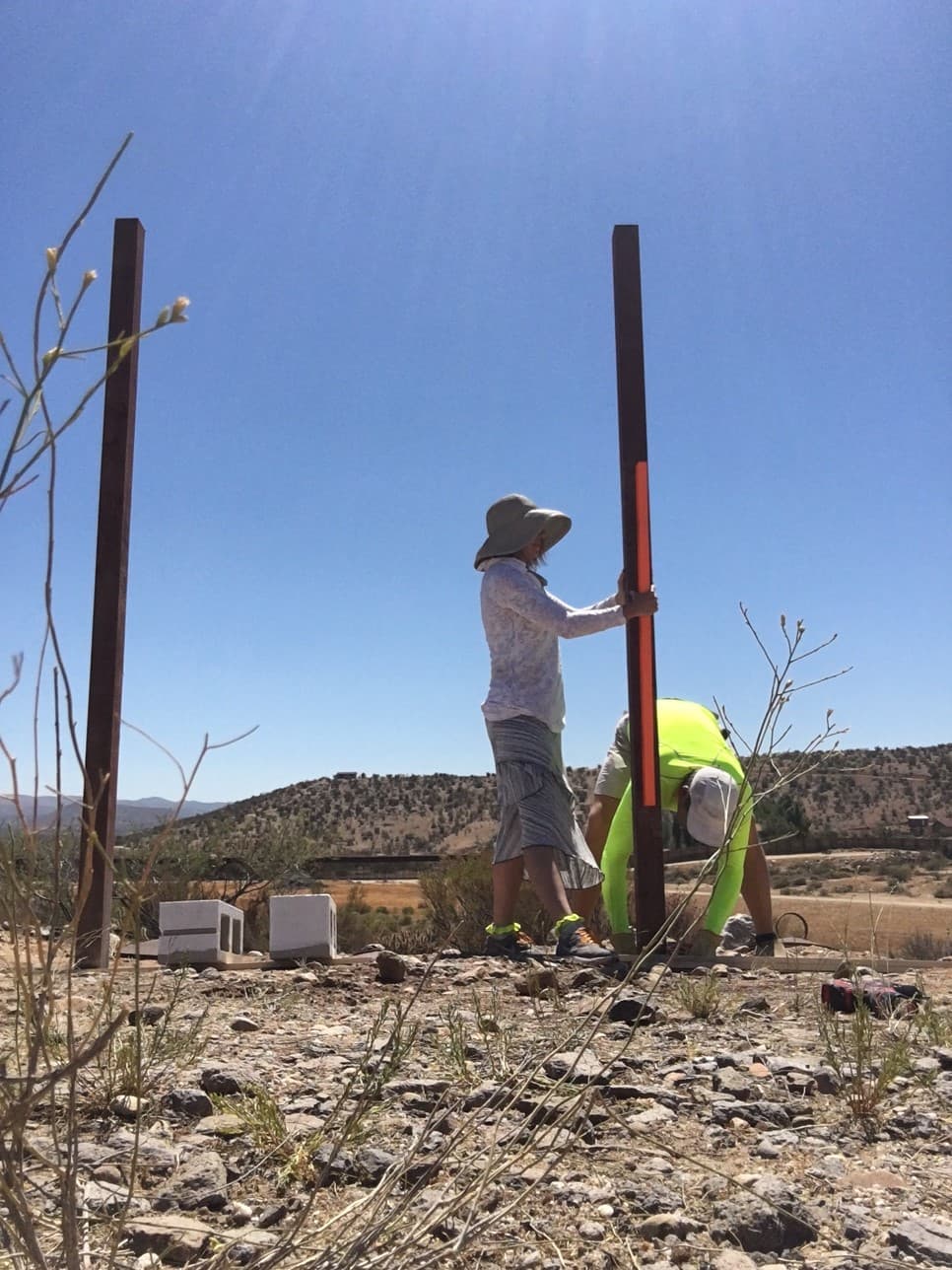 La estructura fue hecha con vigas de acero, escaleras de madera y bloques de cemento, según detallaron los artistas.
