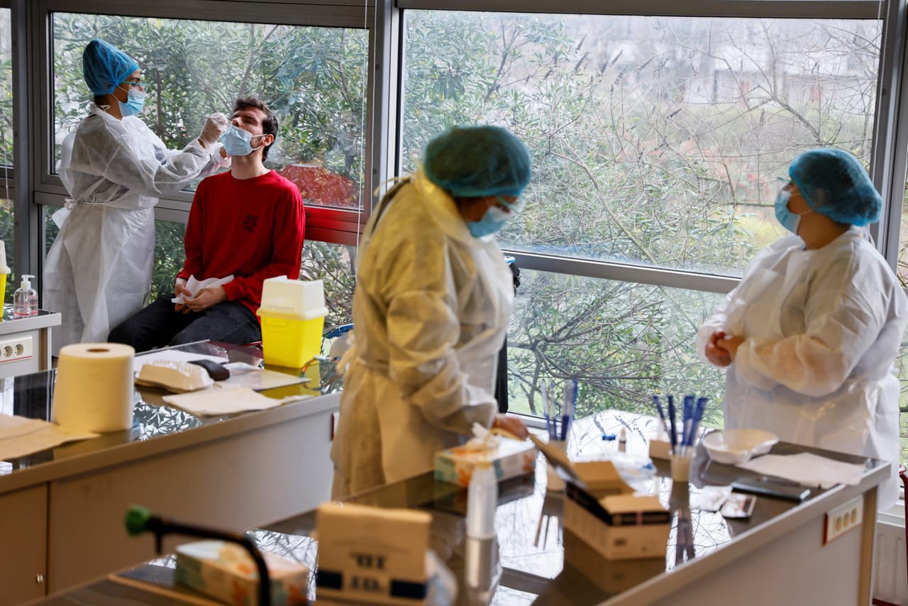 La orden especifica que las personas deben demostrar que se hicieron el test de covid-19 en su país de procedencia, al menos 72 horas antes de su viaje. 
<br>