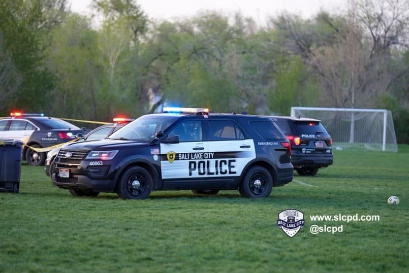 Un hombre se acercó al campo donde había un partido de fútbol se escondió detrás de una camioneta y comenzó a disparar.