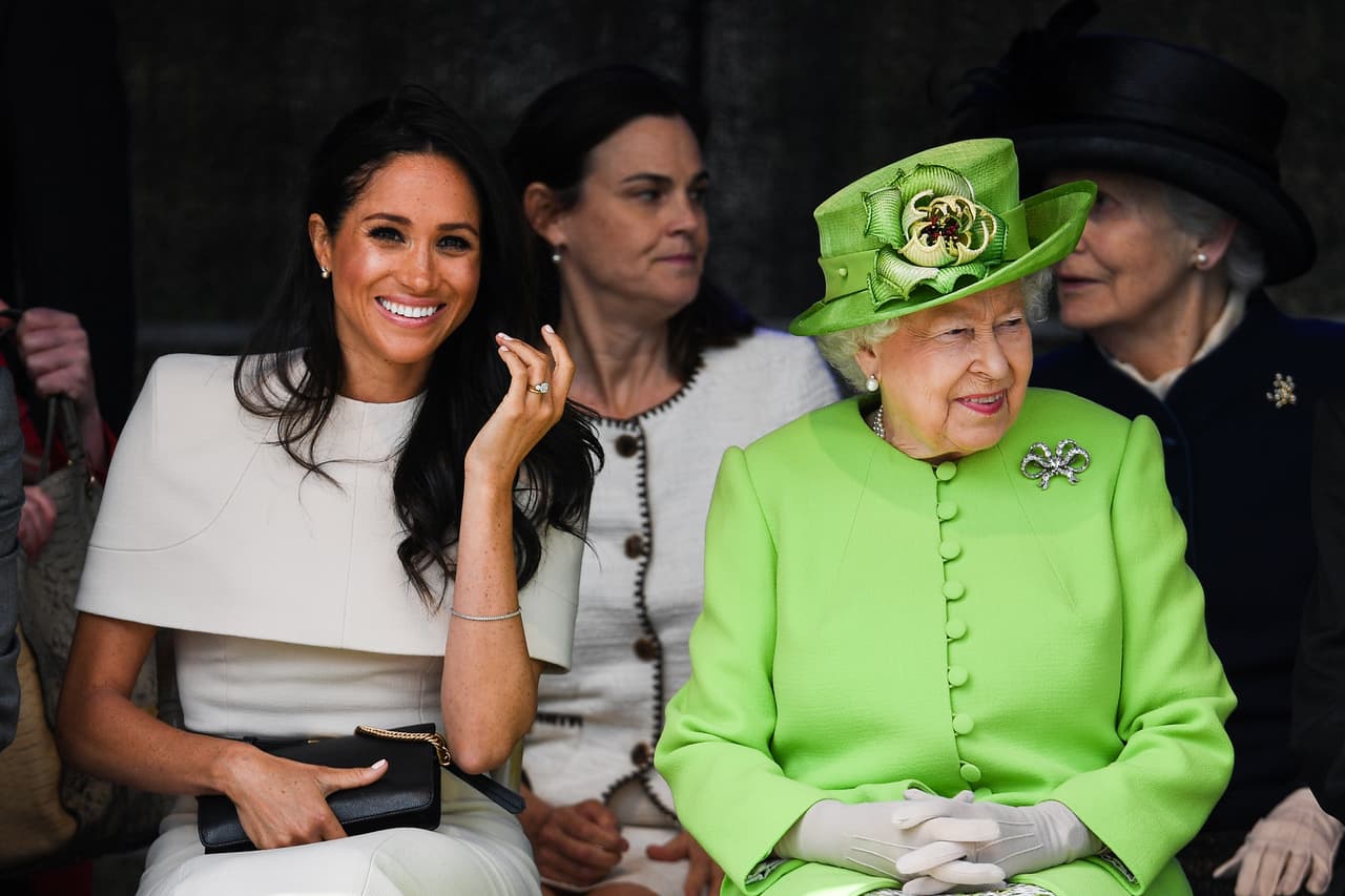 <b>14 de junio, 2018. </b>Como accesorios, Meghan eligió un cinturón delgado con hebilla dorada de Givenchy y un bolso de la misma marca, unos aretes que le regaló la reina Isabel II y par de pumps negros de Sarah Flint... con medias veladas.