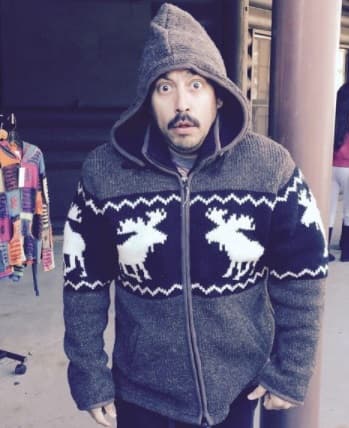 Pero también le encanta comprar suéteres de todos los lugares que visita.