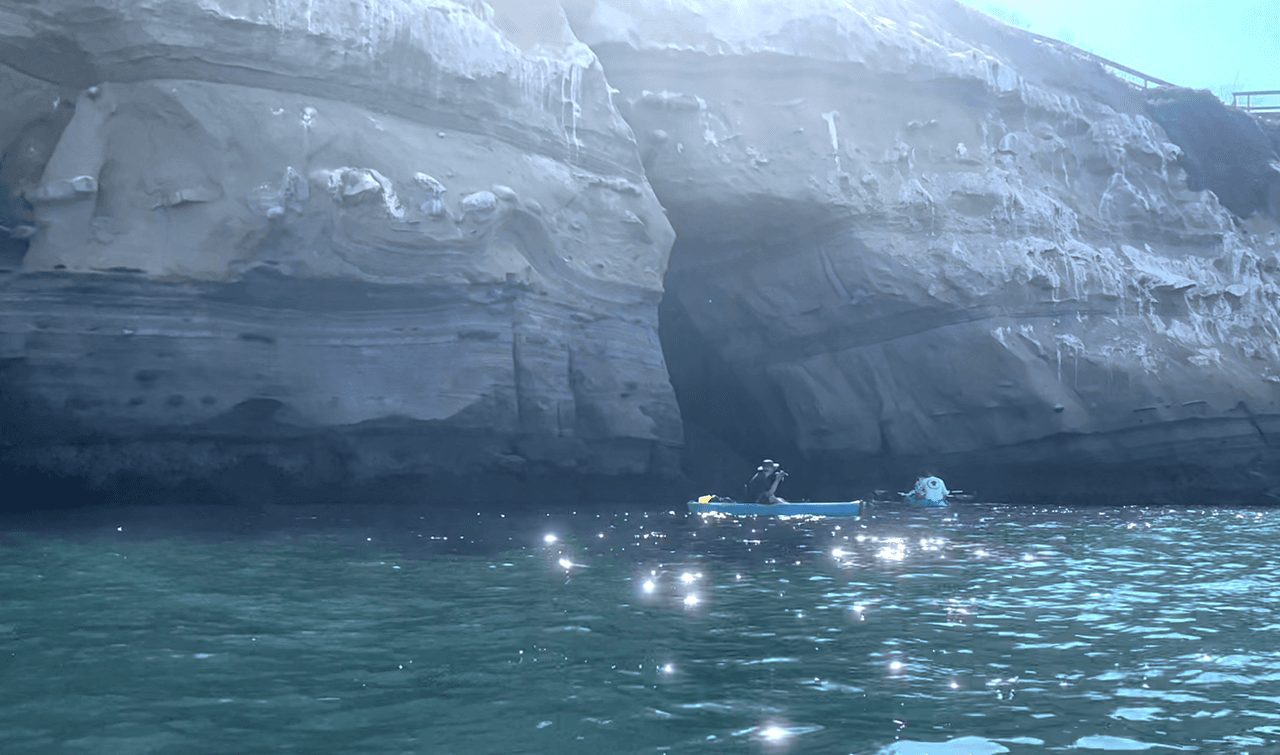 Cada una de las cuevas tiene su propia leyenda, que incluyen el escondite de piratas en 1800. Dicen que en 1820, al menos 12,000 trabajadores asiáticos fueron escondidos en estas cuevas por traficantes de humanos.