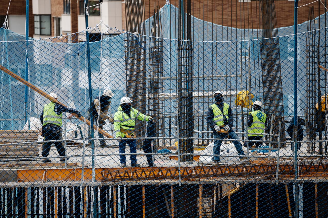 <b>Puesto 10. Trabajador de la construcción general. </b>
<br>
<br>
<b>Salario promedio: 36,860 dólares</b>
<br>
<b>Tasa de desempleo: 7.5%</b>
<br>
<b>Crecimiento entre 2019 y 2029: 75,400 más empleos (+5.4%).</b>
<br>
<br>Son la mano de obra de cualquier trabajo de construcción, con diferentes capacidades pero sin ninguna especialización específica. No requieren de educación secundaria, pero a medida que adquieren experiencia en alguna rama pueden optar especializaciónes mejor pagadas dentro de la industria.
<br>