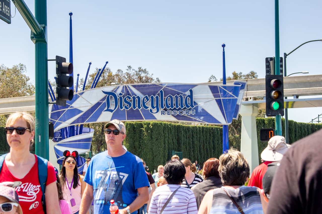 <h3 class="cms-H3-H3"><b>4. Disneyland Resort (empate)</b></h3>
<br>
<br>
<b>Ubicación: </b>Anaheim, CA
<br>
<b>Tarifa de estacionamiento por día:</b> 30 dólares