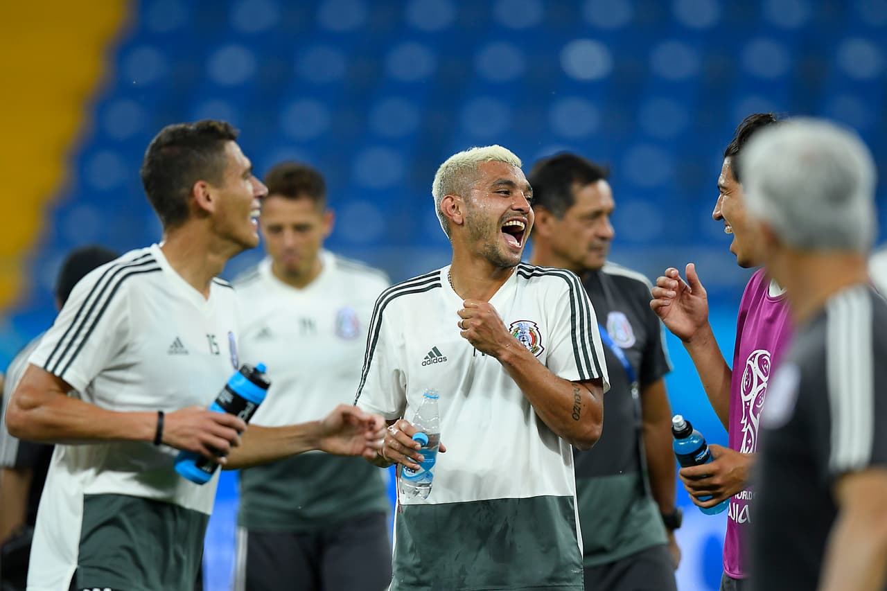 Jesús Corona, mejor conocido como el 'Tecatito', bromea con sus compañeros en Rostov Arena en medio del reconocimiento del campo donde jugarán este sábado.