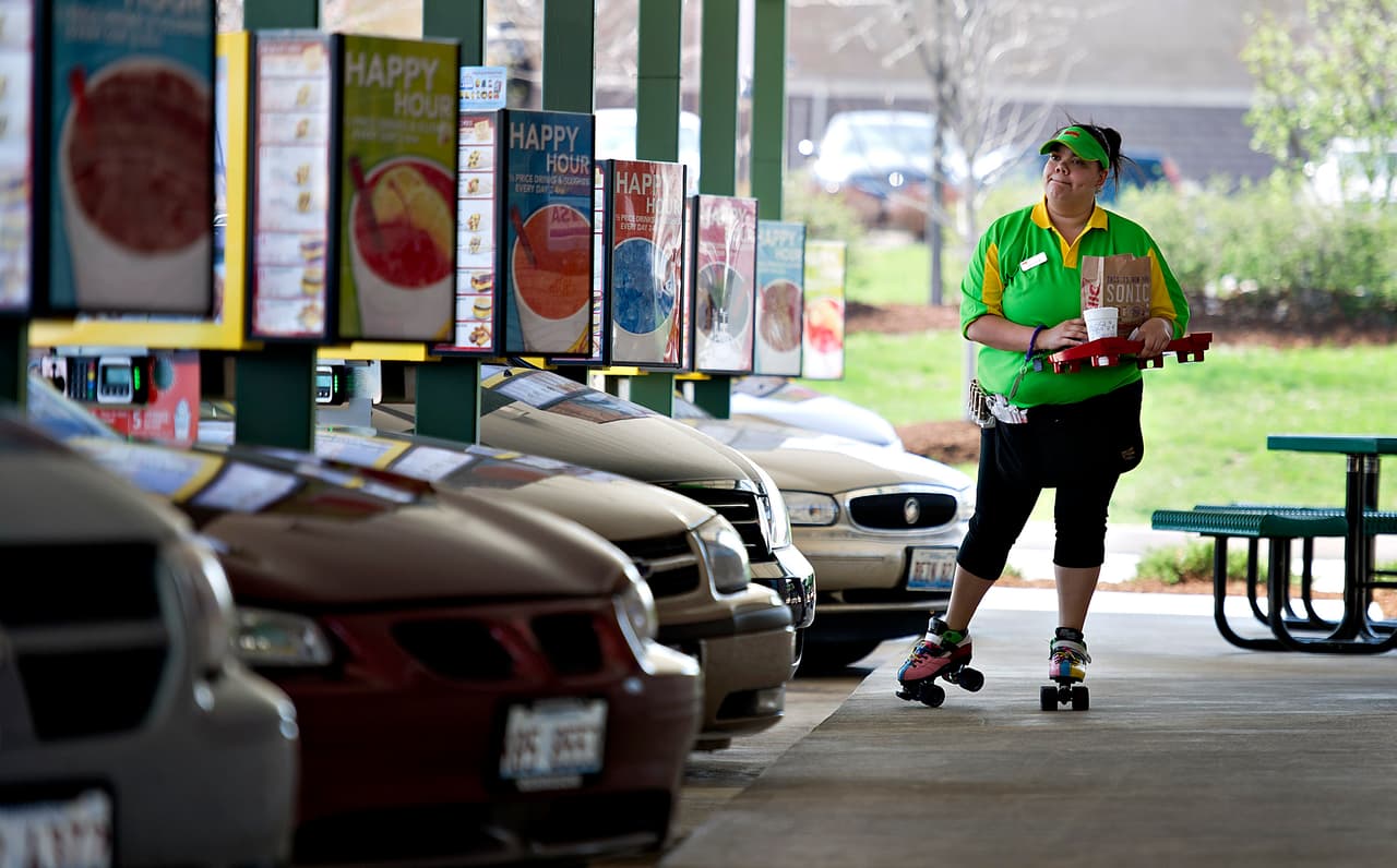 <b>Sonic. Calificación: F. </b>Tiene 3,593 restaurantes en EEUU y sus ventas en 2017 fueron de 4,408 millones de dólares. No tiene una política de uso de antibióticos disponible, pero sí respondió cuestionario enviado por los investigadores. Logró 6 puntos de 100 en la evaluación.