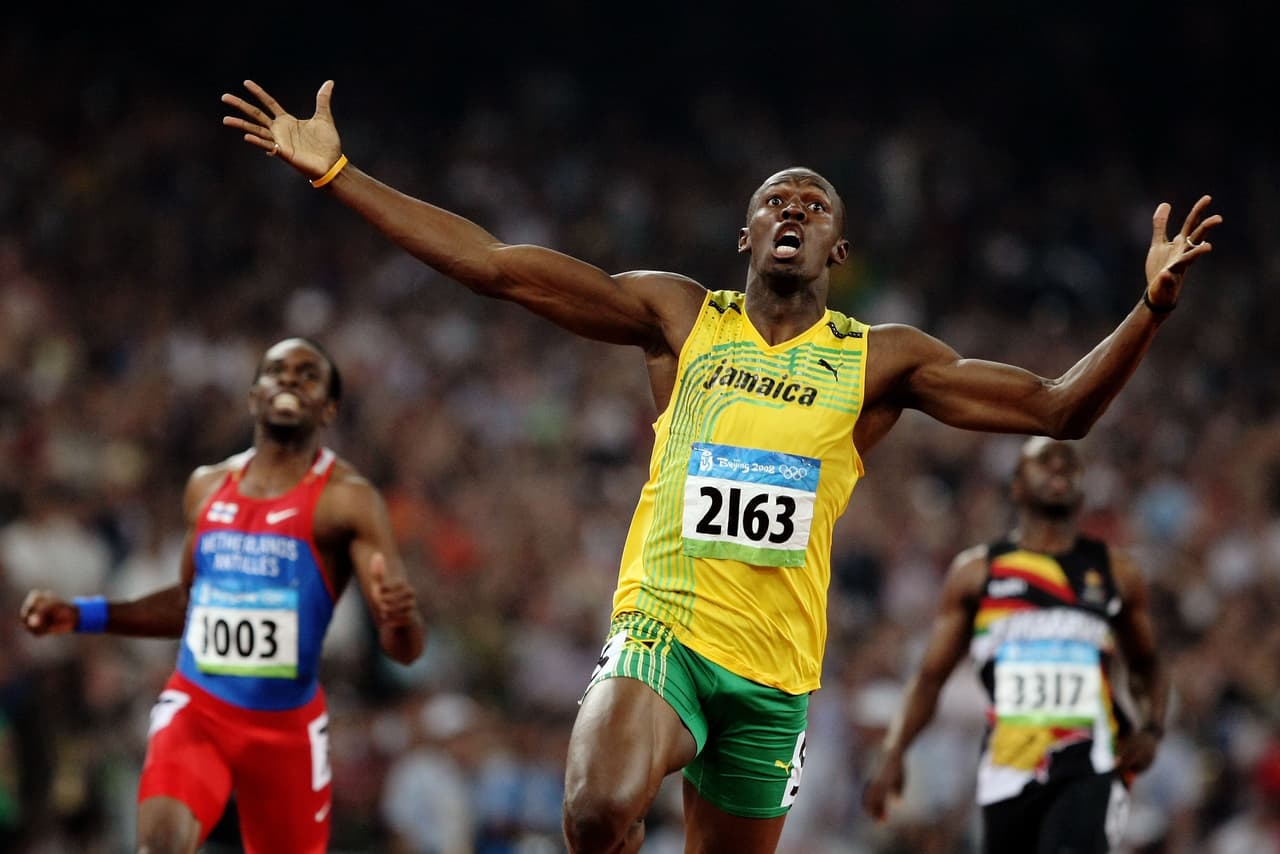 Momento en el que marca un nuevo récord mundial en los 200 metros en los juegos de Beijing.