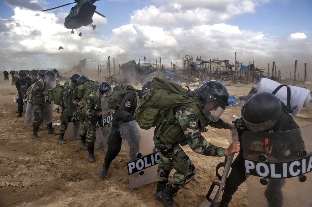 La policía antidisturbios llevó a cabo operativos en contra de la minería Ilegal, como parte de la emergencia declarada por gobierno.