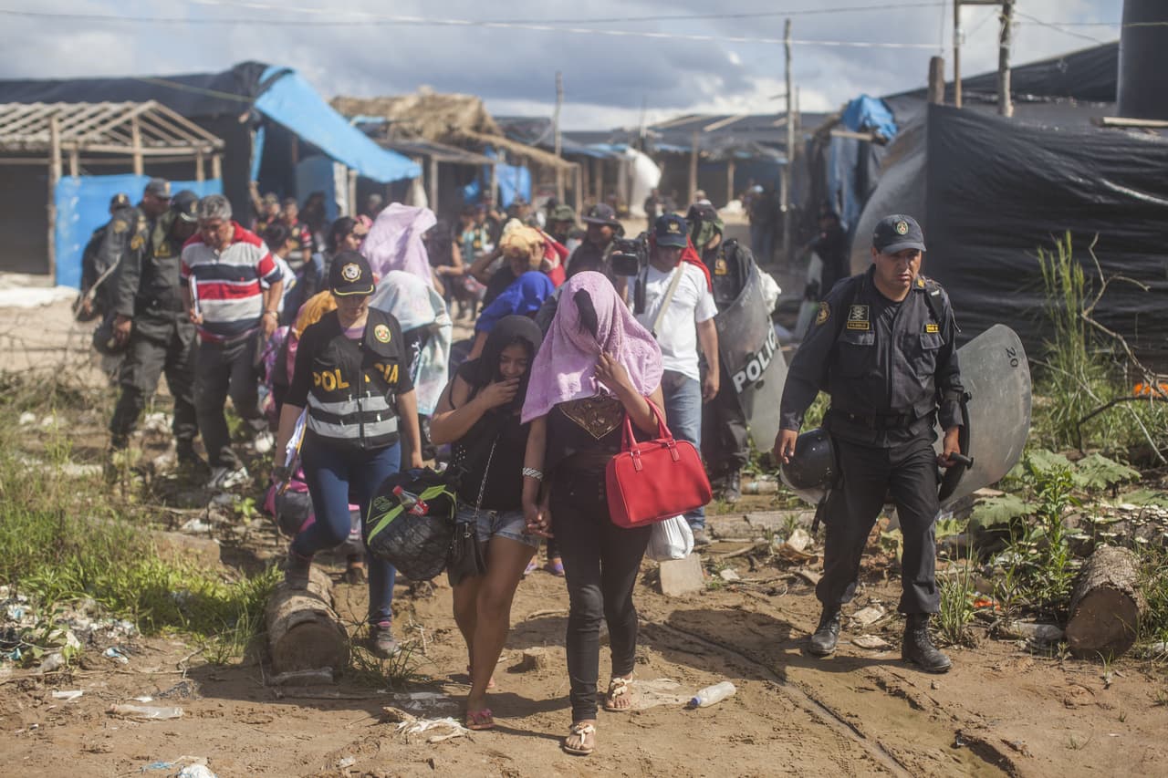 La operación policial incluyó la detención de mujeres presuntamente vinculadas con la prostitución y otras actividades ilegales en las minas.