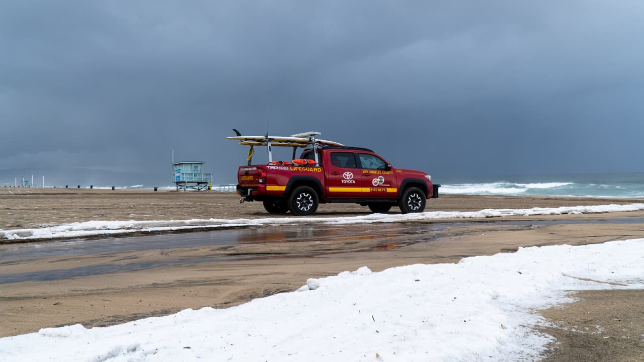 Las imágenes del granizo fueron publicadas por el Departamento de Salvavidas del condado de Los Ángeles y muestran las acumulaciones que se registraron en Manhatan Beach. "Una fuerte tormenta de invierno continúa impactando a Los Ángeles esta tarde trayendo nieve y granizo a El Porto en Manhattan Beach", informaron en su cuenta de Twitter.